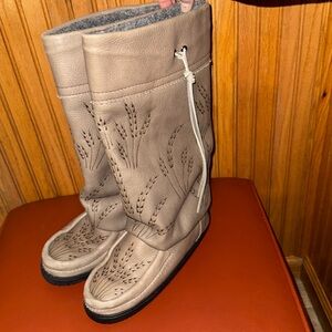 Manitobah Mukluks Boots Size 7 Canada Made 
Moccasin boots Grey 14”